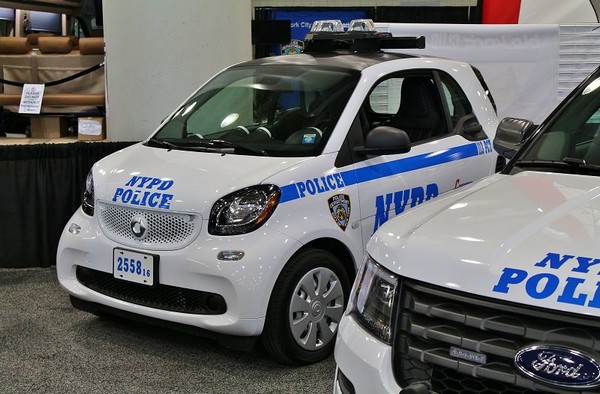 ماذا تفعل سمارت الصغيرة بين سيارات شرطة نيويورك؟