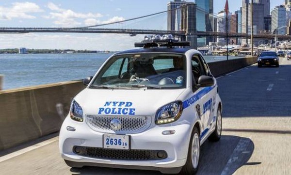 ماذا تفعل سمارت الصغيرة بين سيارات شرطة نيويورك؟