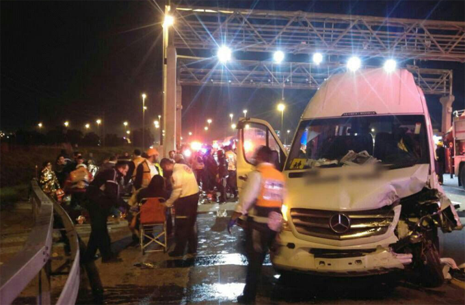 19 إصابة بين طفيفة ومتوسطة في حادث طرق بين حافلة وعدة سيارات