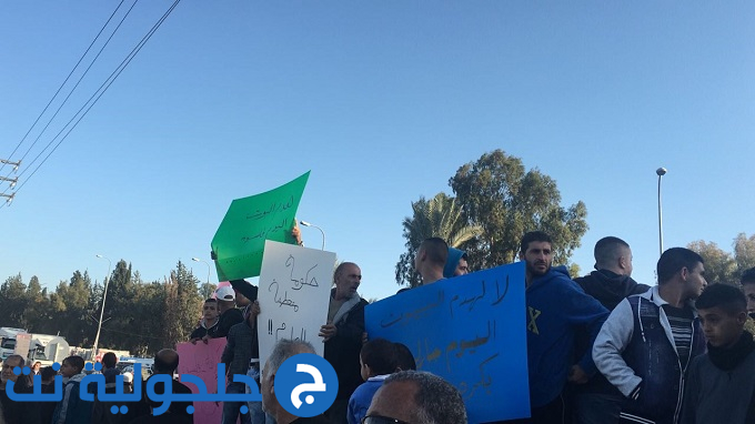 المئات يتظاهرون على مدخل فلنسوة احتجاجا على الهدم