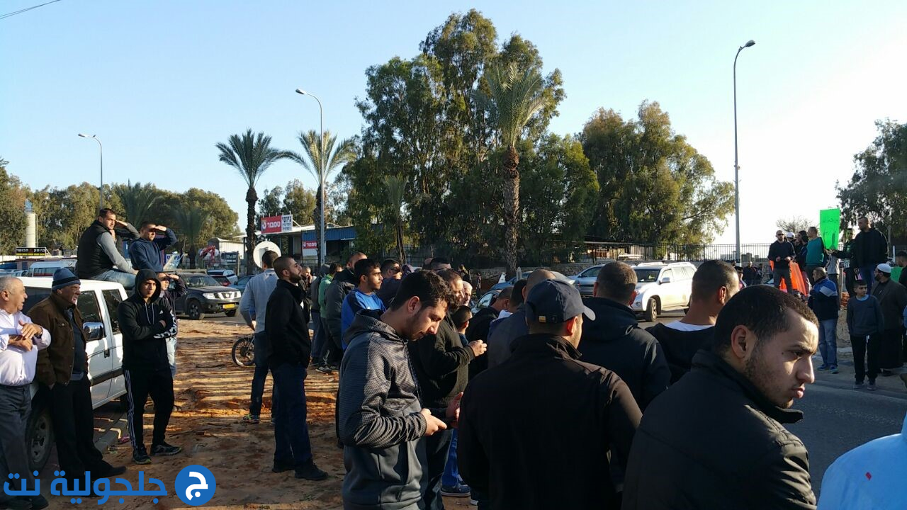 المئات يتظاهرون على مدخل فلنسوة احتجاجا على الهدم