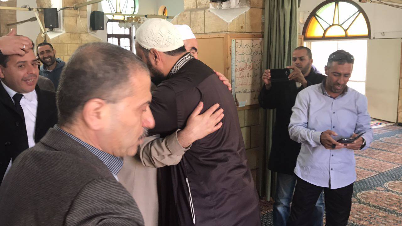 الشيخ رائد صلاح يغادر مسجد حسن بيك باتجاه ام الفحم