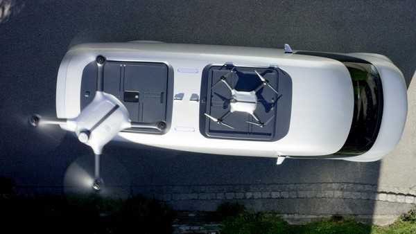 شاحنة مرسيدس المتطورة الجديدة مزودة بطائرتين على سقفها