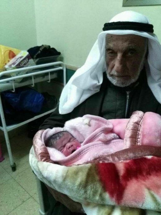 مسن فلسطيني يبلغ 92 عاما يرزق بطفلة