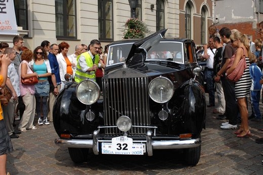 بالصور:سيارات قديمة كلاسيكية باللون الأسود لعشاق الفخامة