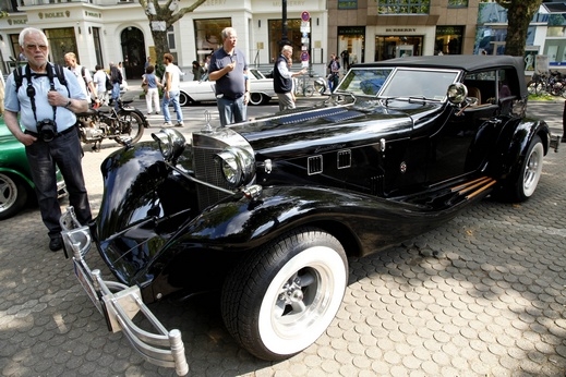 بالصور:سيارات قديمة كلاسيكية باللون الأسود لعشاق الفخامة