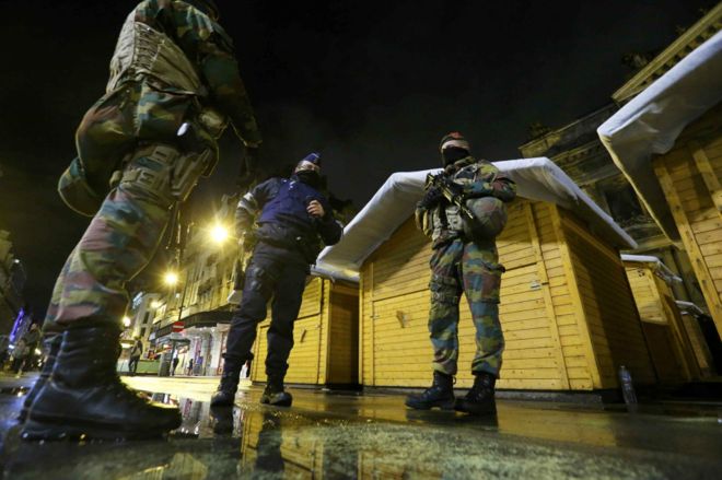 بروكسل تغلق أبوابها مع استمرار ملاحقة أحد منفذي هجمات باريس