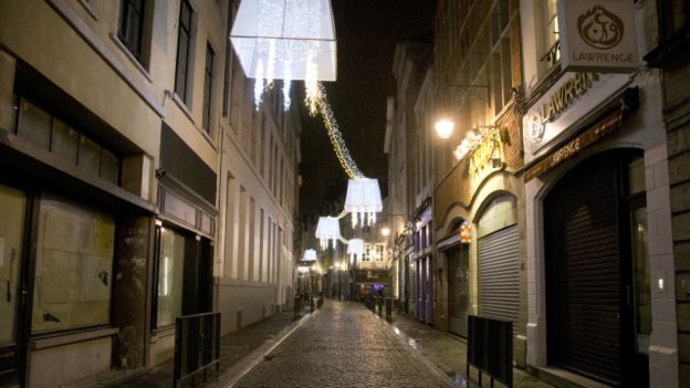 بروكسل تغلق أبوابها مع استمرار ملاحقة أحد منفذي هجمات باريس