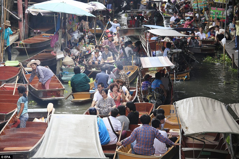 سوق دامنوين سادواك العائم في تايلاند