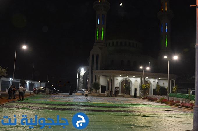 اتمام التجهيزات لصلاة العيد الموحدة في ساحة مسجد الروضة 