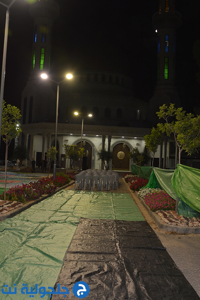 اتمام التجهيزات لصلاة العيد الموحدة في ساحة مسجد الروضة 